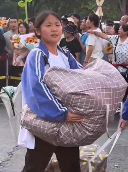 乡镇考生高考结束后自己拖着行李回家 独自扛起未来