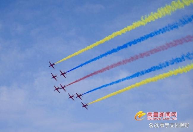 2025南昌飞行大会超燃画面来了 蓝天狂欢全民参与