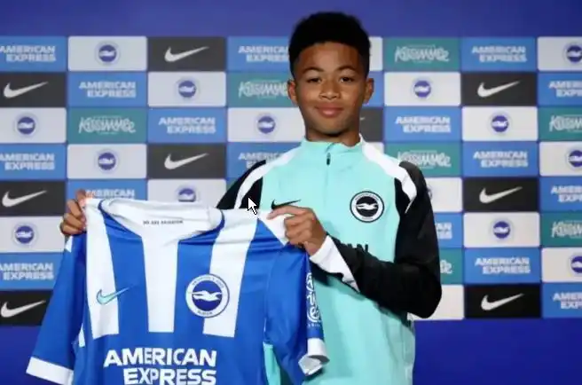 日本国脚和青少年竟拿战犯照片合影！日本早该清清军国主义遗毒了