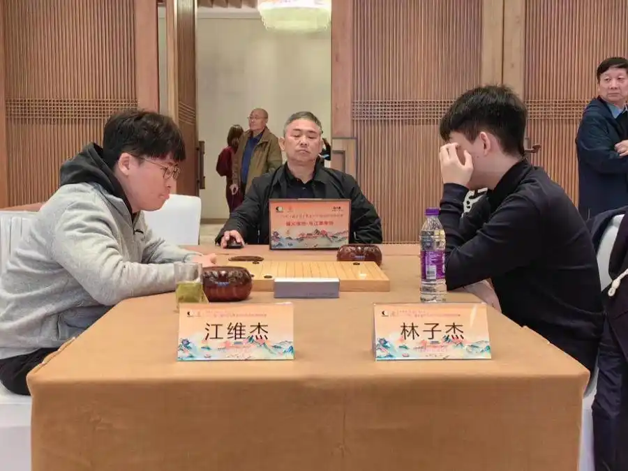 2025中国围棋甲级联赛遵义播州乌江寨专场 贵州仁怀酱香队福建刺桐棋院队 江维杰薛冠华围甲比赛_黔军围甲毫厘之差负杭旅 仁怀弈战坚韧拼搏显棋魂