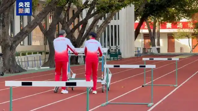 刘景扬全国田径锦标赛夺冠故事_刘景扬麦国强跨栏教练合作历程_2025年刘翔跨栏视频