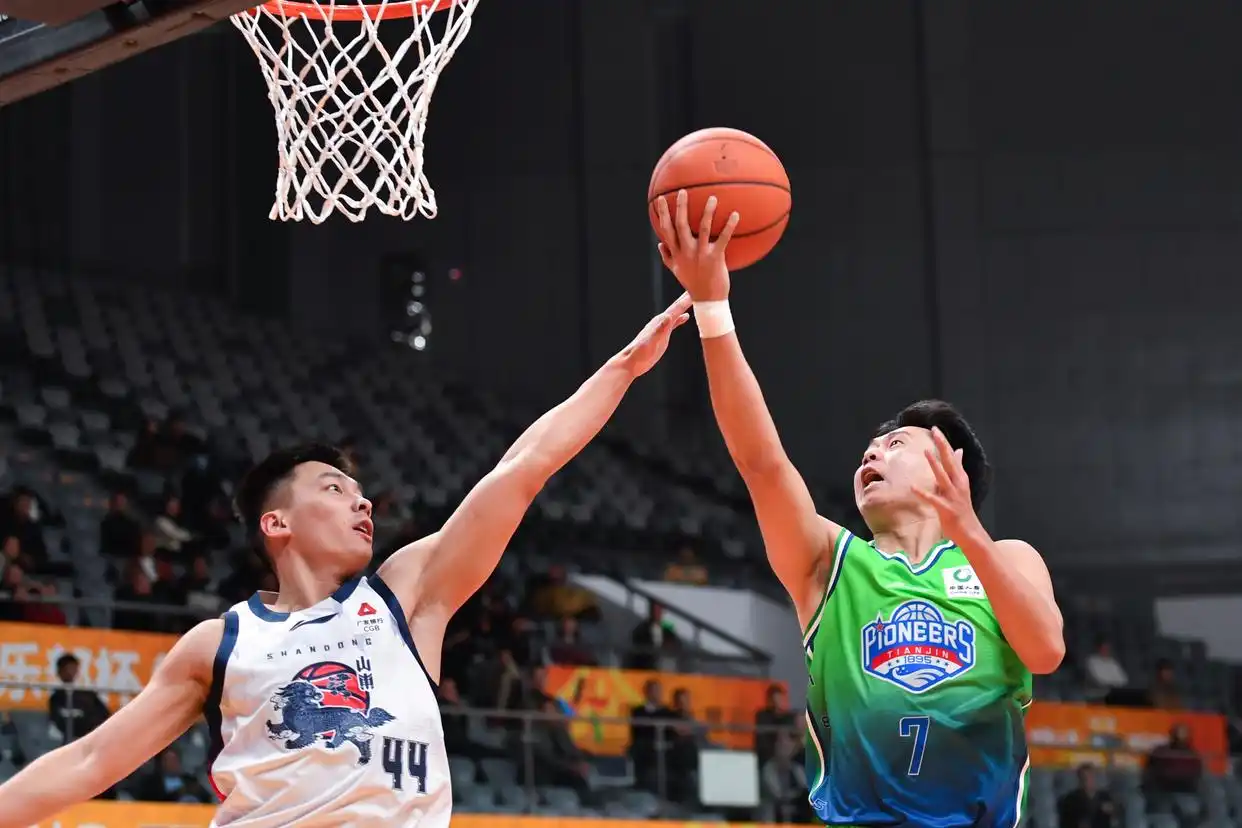 组图：山东俱乐部杯首战击败天津 珀塞尔冲入篮下_山东高速队对天津先行者队 CBA俱乐部杯赛 比赛现场