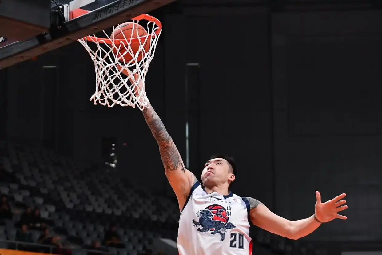 山东高速队对天津先行者队 CBA俱乐部杯赛 比赛现场_组图：山东俱乐部杯首战击败天津 珀塞尔冲入篮下