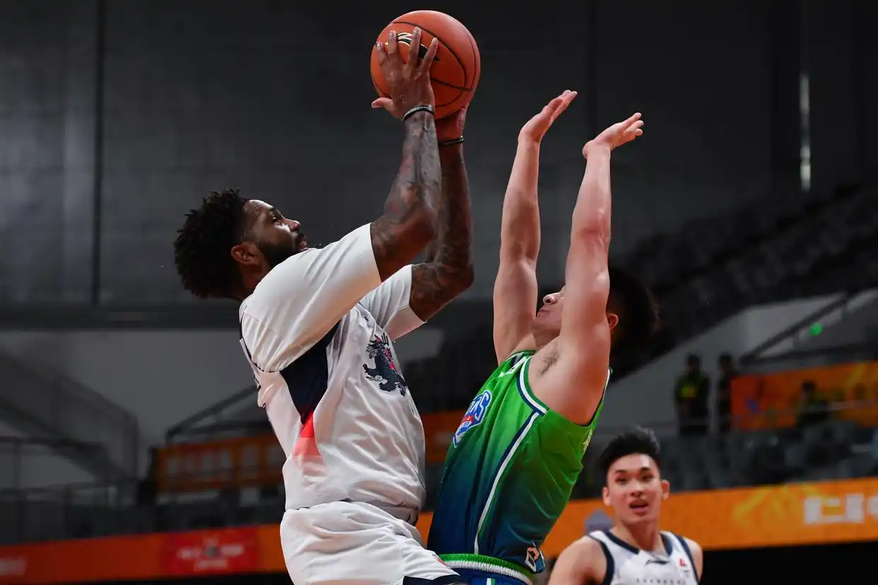 山东高速队对天津先行者队 CBA俱乐部杯赛 比赛现场_组图：山东俱乐部杯首战击败天津 珀塞尔冲入篮下