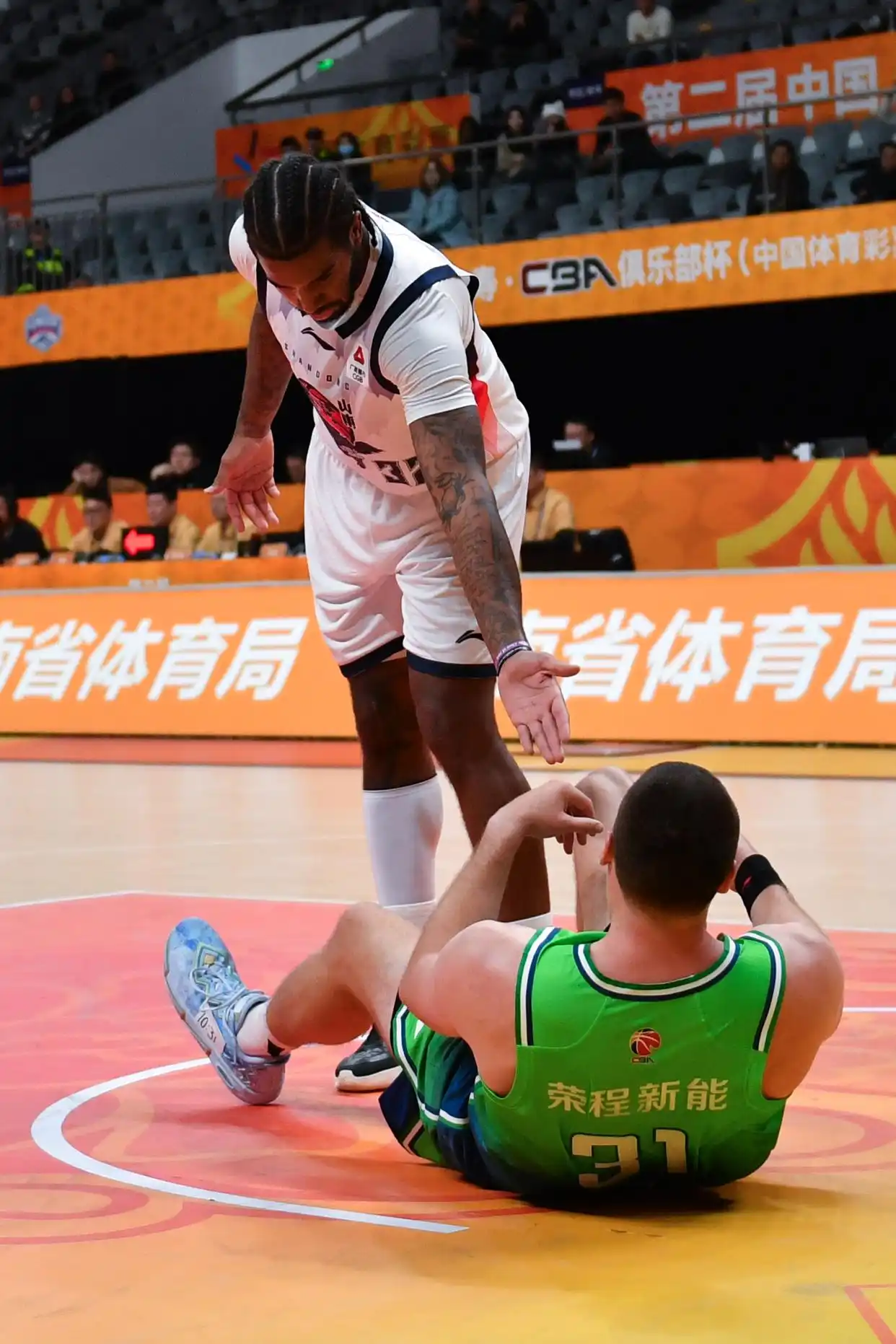 组图：山东俱乐部杯首战击败天津 珀塞尔冲入篮下_山东高速队对天津先行者队 CBA俱乐部杯赛 比赛现场