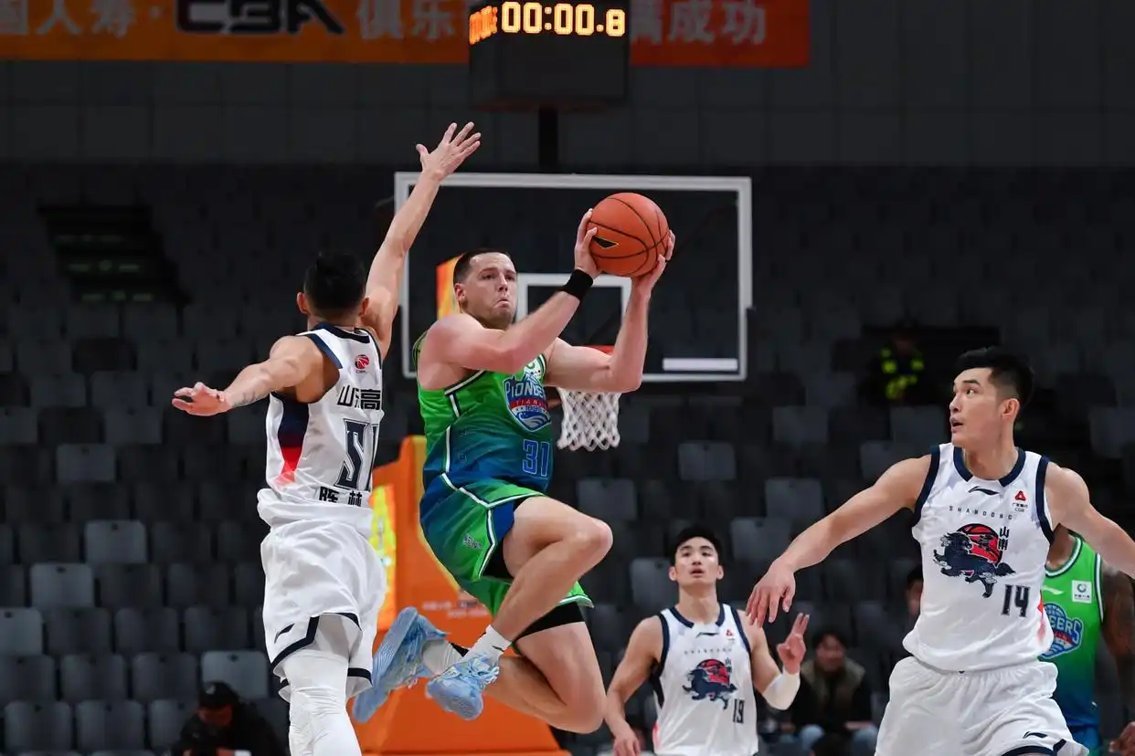 组图：山东俱乐部杯首战击败天津 珀塞尔冲入篮下_山东高速队对天津先行者队 CBA俱乐部杯赛 比赛现场