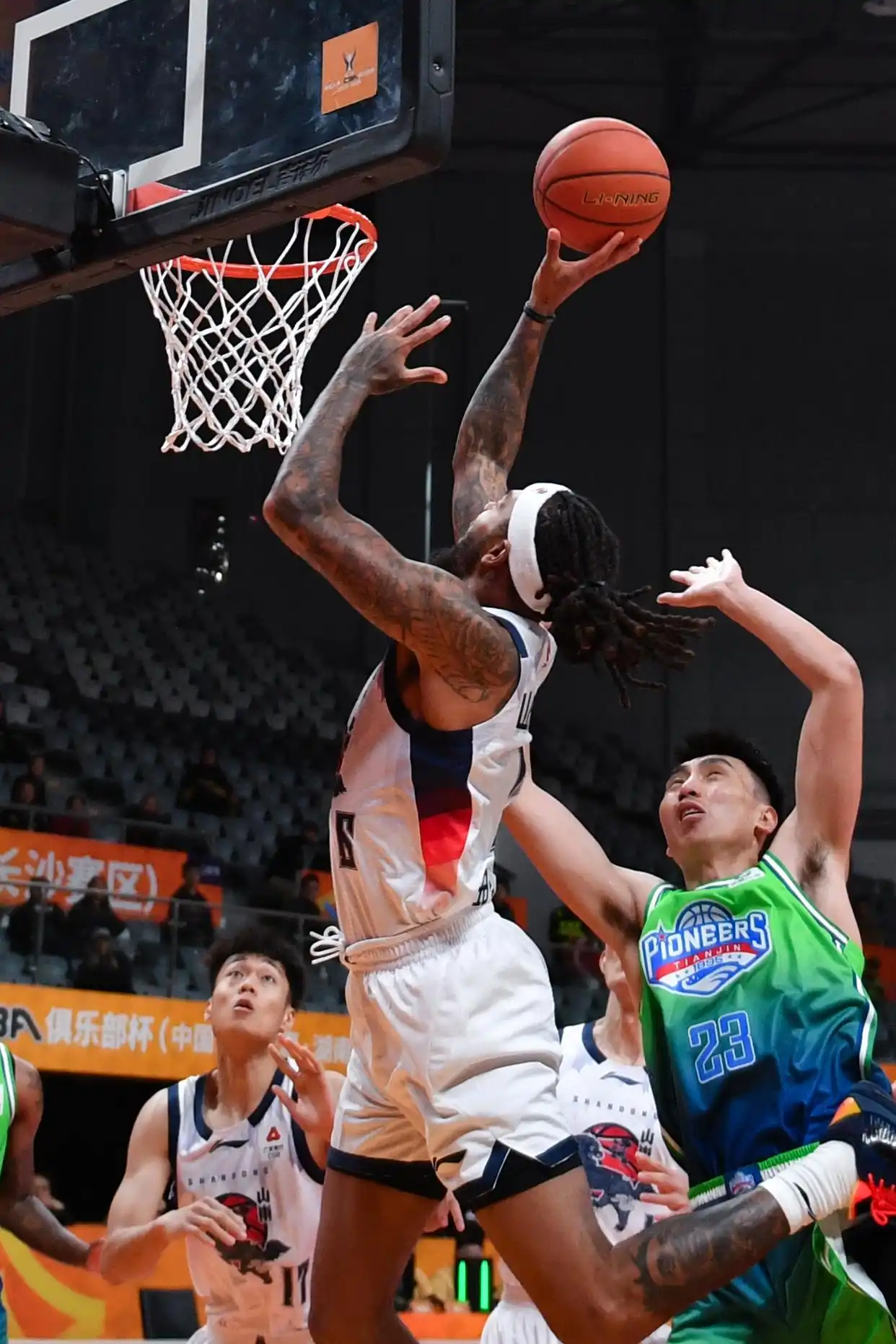 山东高速队对天津先行者队 CBA俱乐部杯赛 比赛现场_组图：山东俱乐部杯首战击败天津 珀塞尔冲入篮下