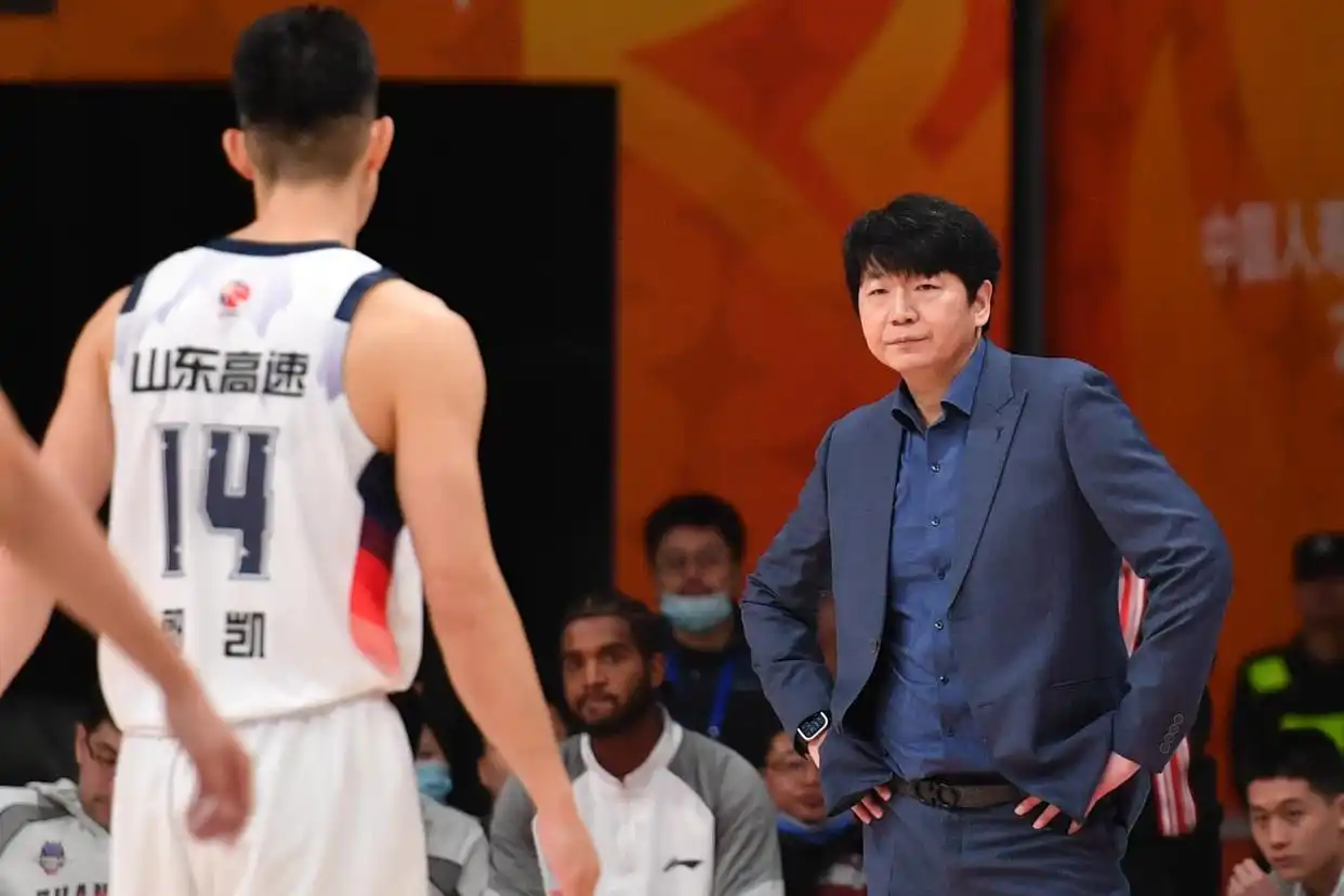 山东高速队对天津先行者队 CBA俱乐部杯赛 比赛现场_组图：山东俱乐部杯首战击败天津 珀塞尔冲入篮下