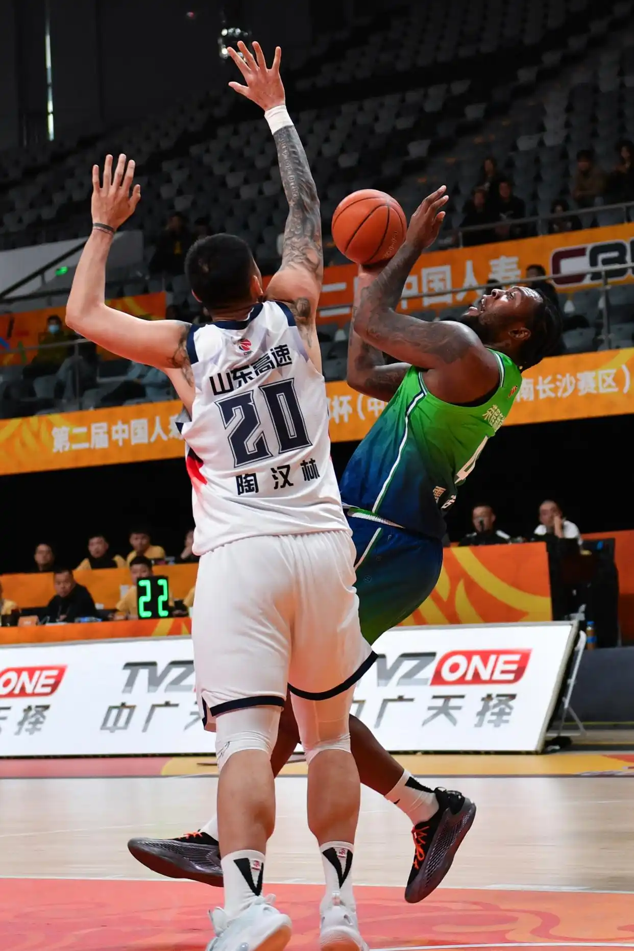 山东高速队对天津先行者队 CBA俱乐部杯赛 比赛现场_组图：山东俱乐部杯首战击败天津 珀塞尔冲入篮下