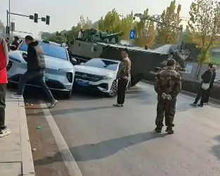 重庆九龙坡区装甲车与轿车碰撞_蔚来车被殃及事故责任认定_重庆一轿车违规掉头撞上装甲车