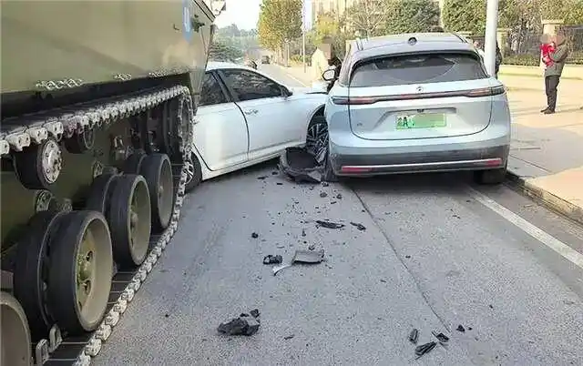 重庆一轿车违规掉头撞上装甲车_重庆九龙坡区装甲车与轿车碰撞_蔚来车被殃及事故责任认定