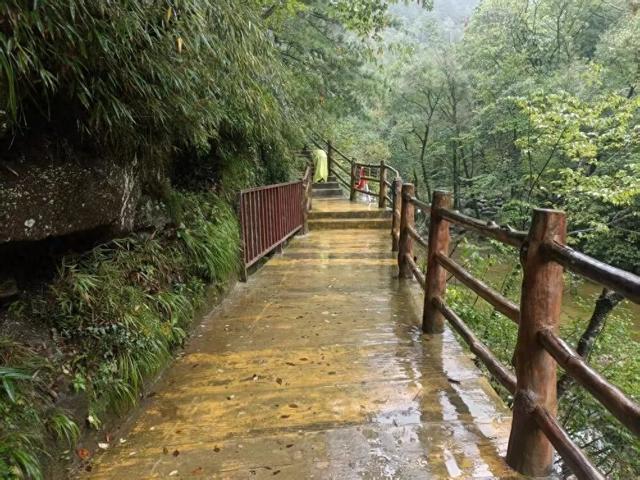 国庆期间重庆游客孩子在陕西景区坠落，警方已介入处理