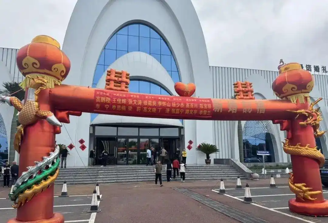 国庆假期新人扎堆结婚，潍坊一酒店 8 对新人共用一拱门成清流