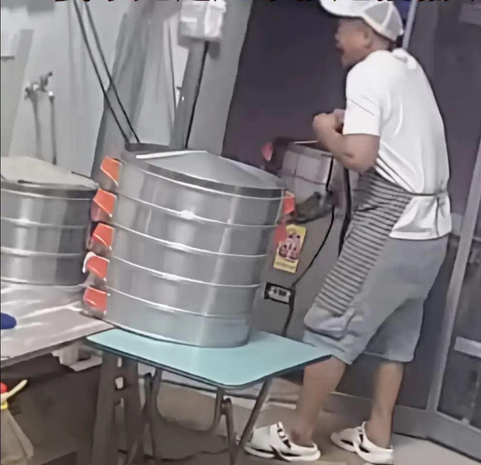 早餐店内老板娘抄起油桶砸丈夫，为何这举动获一致好评？