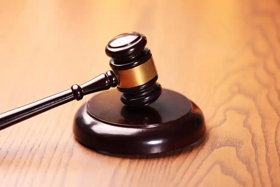 男子钓鱼碰高压线身亡 家属索赔133万_湖北谷城县法院判决供电公司承担60%责任_高压线下钓鱼触电死亡赔偿