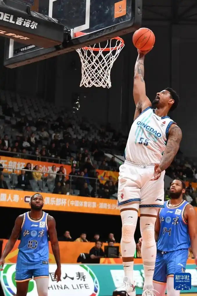 青岛崂山啤酒队CBA俱乐部杯赛A组比赛_北京北汽队青岛崂山啤酒队比赛战报_青岛俱乐部杯大胜北京 米奇直面斯佩尔曼