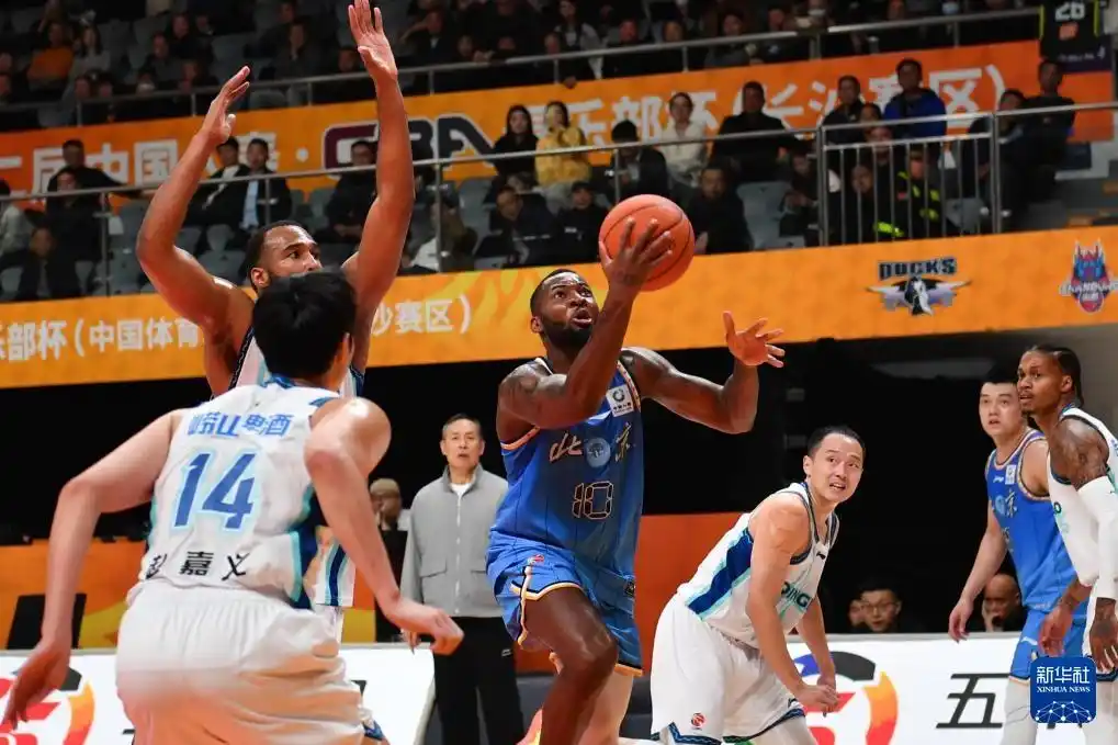 北京北汽队青岛崂山啤酒队比赛战报_青岛俱乐部杯大胜北京 米奇直面斯佩尔曼_青岛崂山啤酒队CBA俱乐部杯赛A组比赛