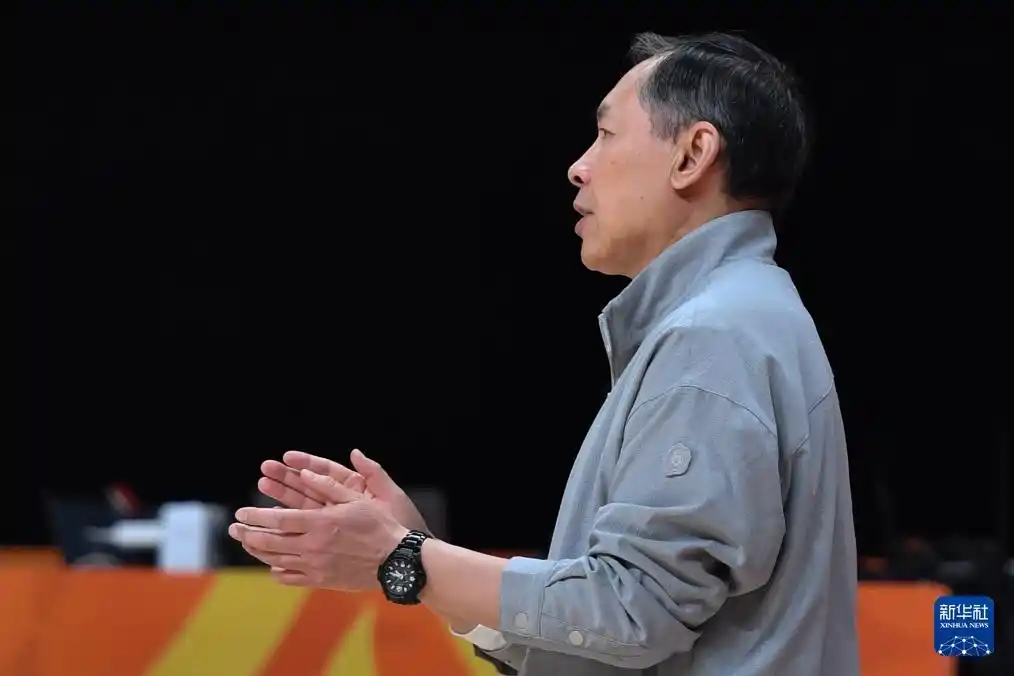 青岛崂山啤酒队CBA俱乐部杯赛A组比赛_北京北汽队青岛崂山啤酒队比赛战报_青岛俱乐部杯大胜北京 米奇直面斯佩尔曼