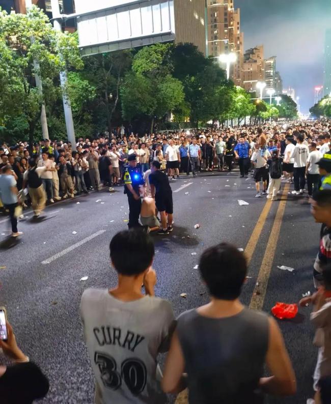 南昌男子手持折扇被误认持刀歹徒，乌龙事件背后真相几何？