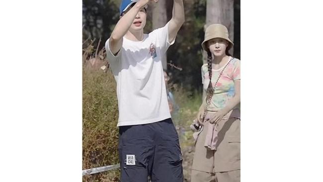 马龙夏露阿那亚甜蜜出游，穿搭引热议，幸福模样超吸睛