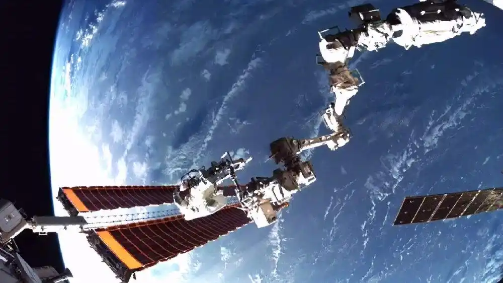 详细阅读:神舟二十号为什么被撞了?权威解读 神舟二十号为什么被撞了?权威解读