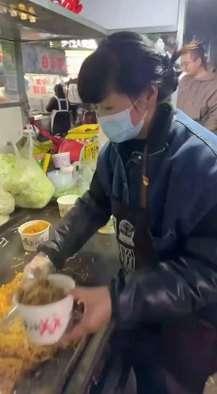 详细阅读:河南阿姨卖炒面3元一份还加鸡蛋,回应炒作质疑 河南阿姨卖炒面3元一份还加鸡蛋,回应炒作质疑