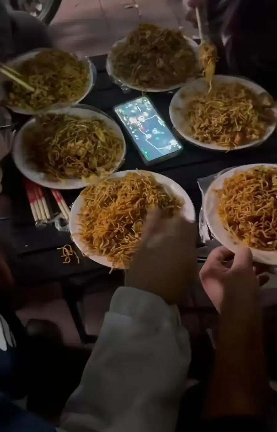 河南阿姨卖炒面 3元一份还加鸡蛋_河南商丘3元炒面 胡大姐免费炒面 网红暖心驿站