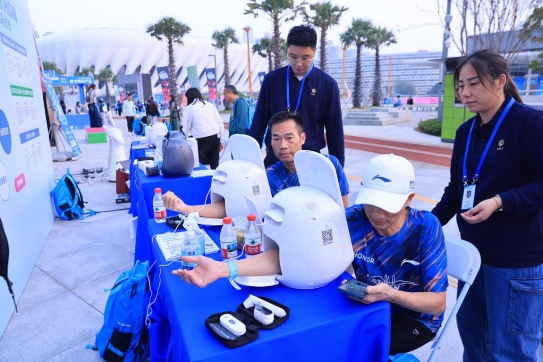 2025深圳国际马拉松报名_智能领物区体验_荣耀2025深圳马拉松博览会