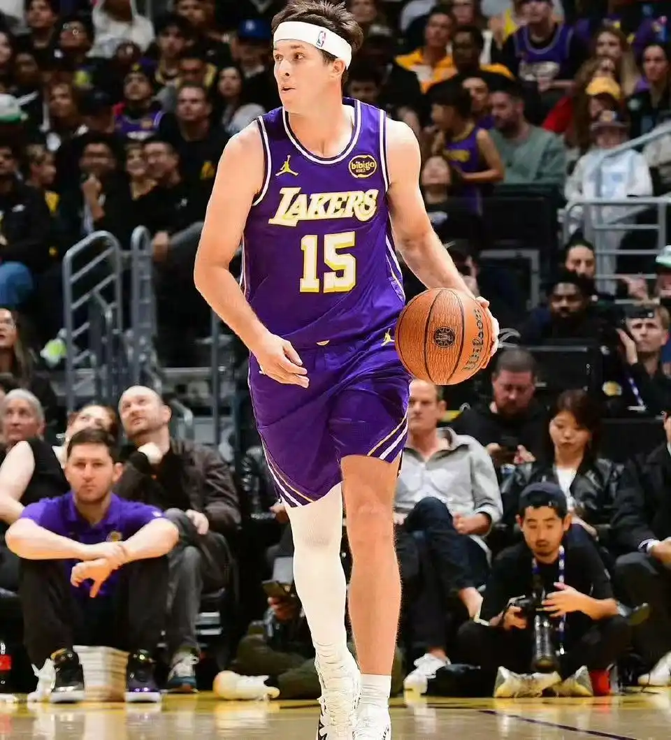 东詹全休战里夫斯36+8 湖人一节花惨败凯尔特人_NBA比赛湖人队对绿军_里夫斯36分难救主
