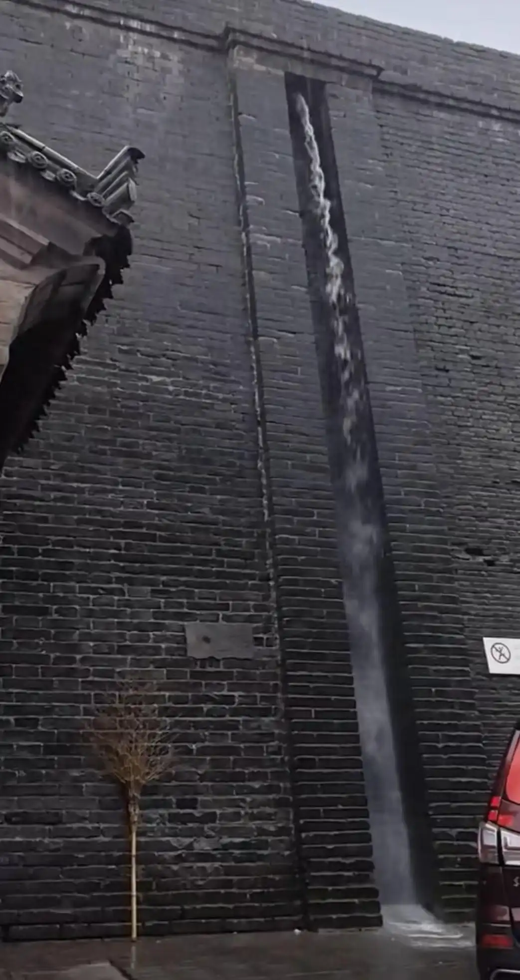 西安城墙朱雀门现瀑布般流水，摊贩大爷建议拍摄引关注