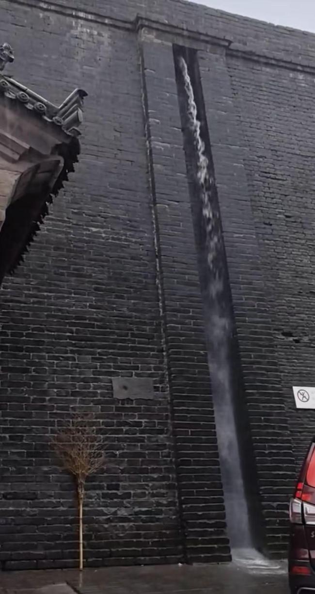西安城墙雨水如瀑引关注，摊贩大爷神建议超有趣
