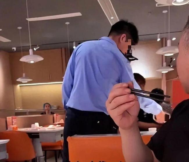 10月6日青岛小伙用餐时被民警戴铐带走，咋回事？