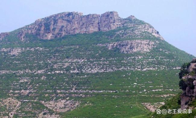 山东潍坊多名男子跳过近3米远高崖 勇气与风险并存