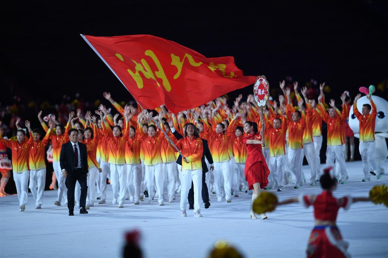 郑钦文、谢思埸、徐嘉余、巩立姣在十五运会开幕式上扛大旗!_第十五届全运会湖北代表团郑钦文旗手 巴黎奥运会网球女子单打冠军湖北健儿全运会成绩