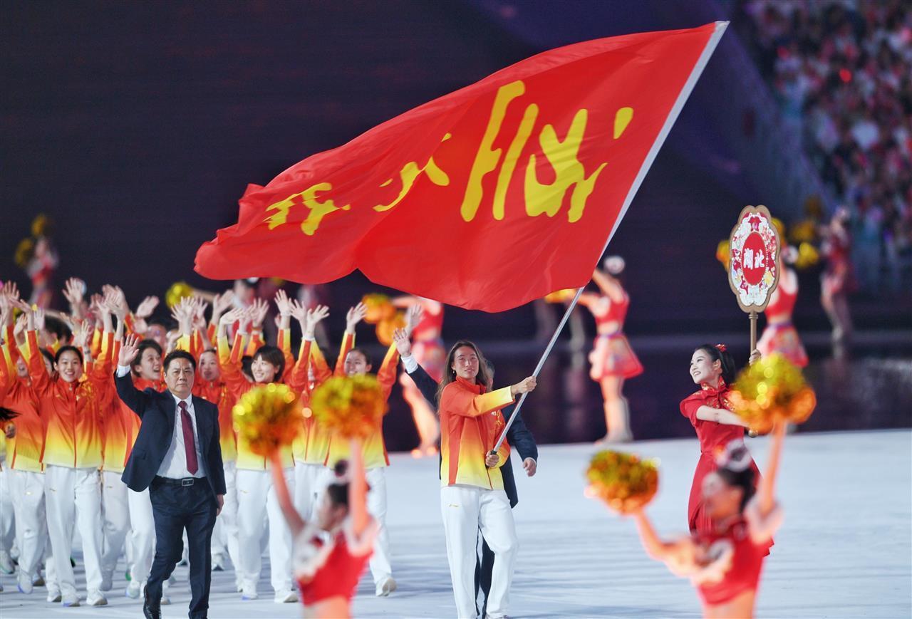 第十五届全运会湖北代表团郑钦文旗手 巴黎奥运会网球女子单打冠军湖北健儿全运会成绩_郑钦文、谢思埸、徐嘉余、巩立姣在十五运会开幕式上扛大旗!