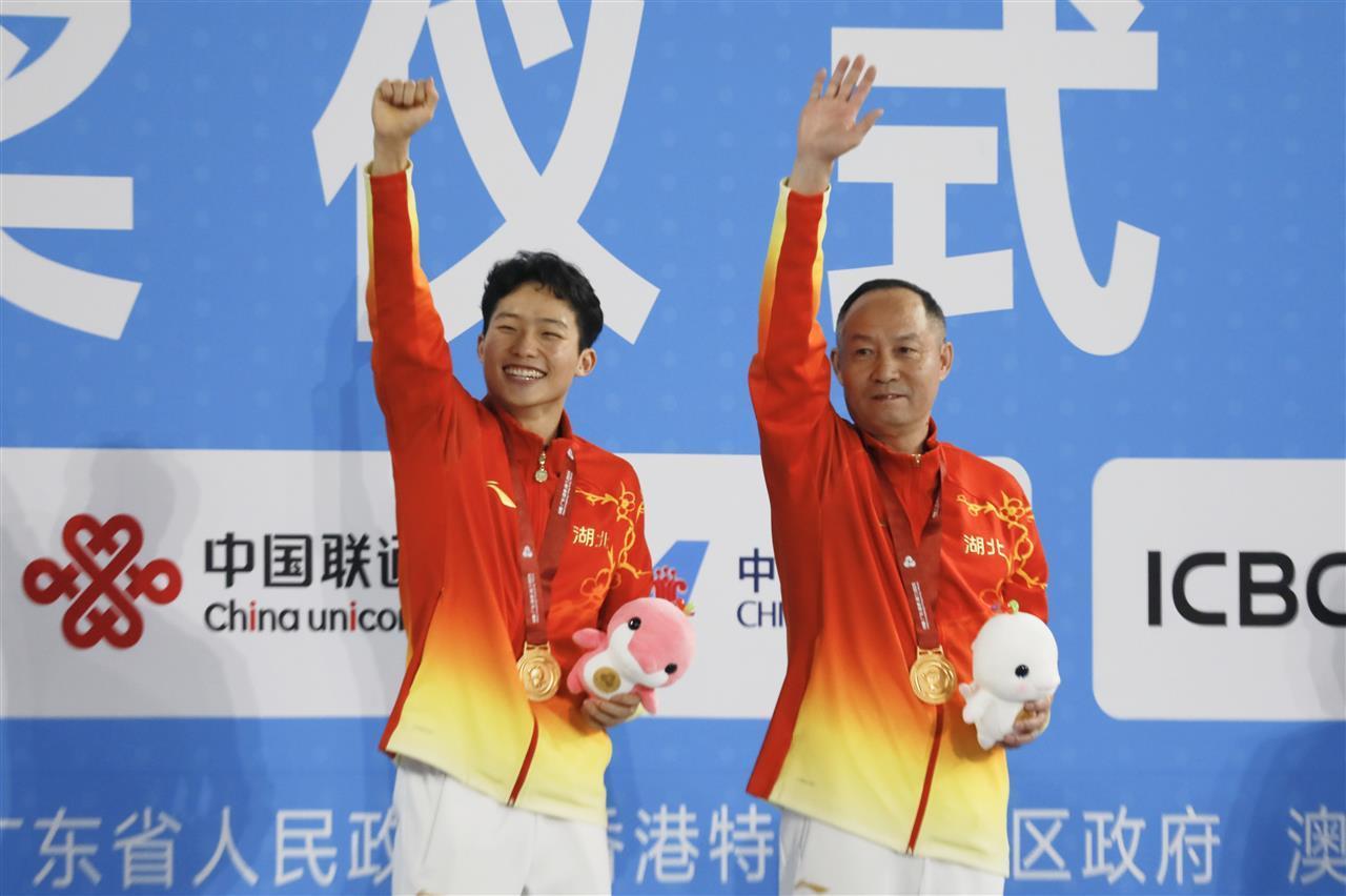 郑钦文、谢思埸、徐嘉余、巩立姣在十五运会开幕式上扛大旗!_第十五届全运会湖北代表团郑钦文旗手 巴黎奥运会网球女子单打冠军湖北健儿全运会成绩