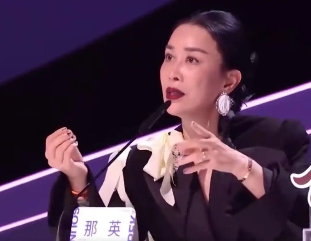 声鸣远扬那英关麦 何炅解释票数差异 那英为何炅安慰发言_那英回应质疑票数:这个岁数有啥说啥