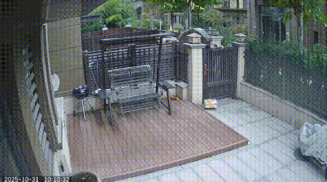 快递小哥“扔”快递被奖励6000元