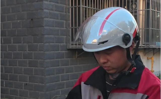 快递小哥“扔”快递被奖励6000元 暖心举动获赞无数