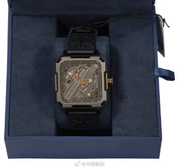 1999年小朋友捐款140元给国家造航母_捐款造航母男生获赠福建舰手表_陈虞文捐款造航母纪念手表