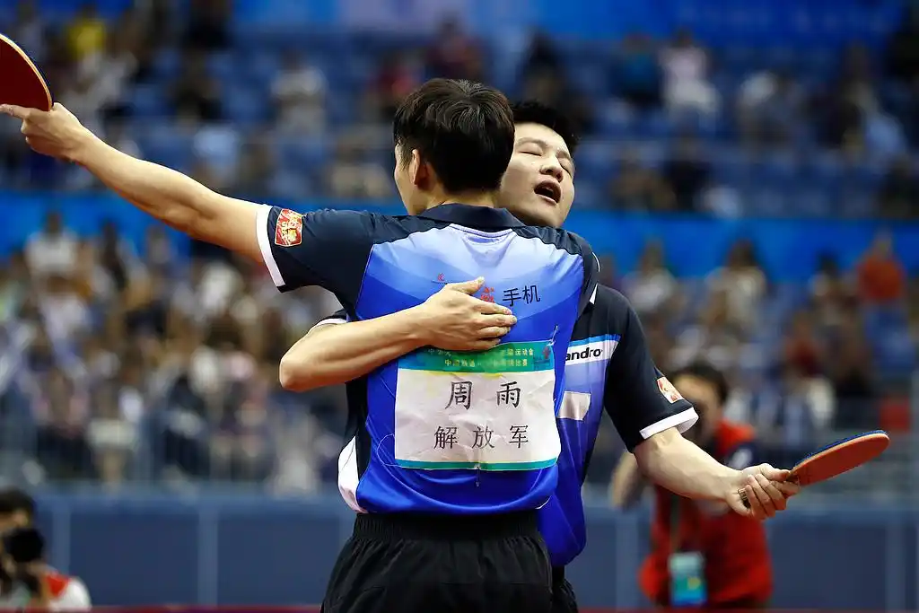 周雨樊振东全运会比赛回顾_全运会乒乓球：樊振东孙颖莎横扫 王楚钦丢一局进16强_樊振东全运会男子单打比赛