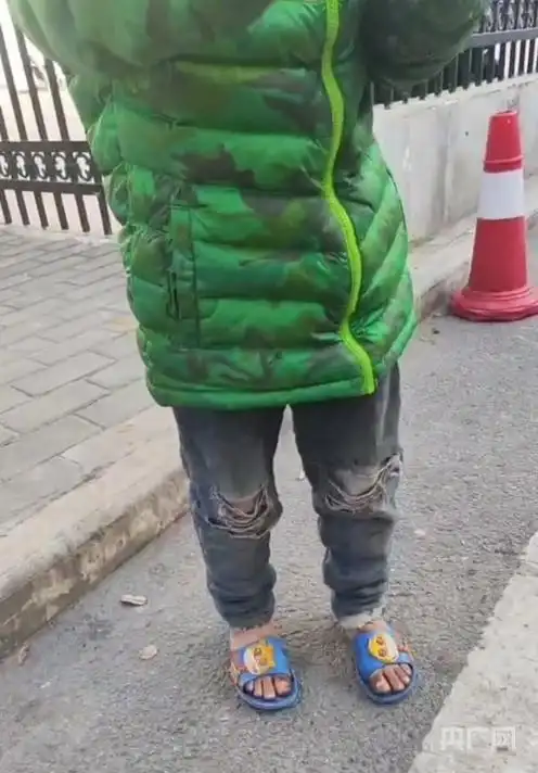 西安7岁女孩寒风中穿凉鞋路边捡吃的_西安市未央区民政局介入处理流浪儿童_陕西西安市未央区8岁女孩冬天穿拖鞋流浪