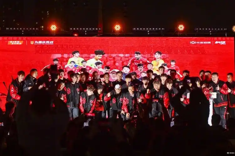 重庆铜梁龙足球俱乐部中超重庆回来了庆典_重庆铜梁龙足球俱乐部两江游轮庆典活动_重庆铜梁龙“中超·重庆回来了”冲超庆典圆满举行