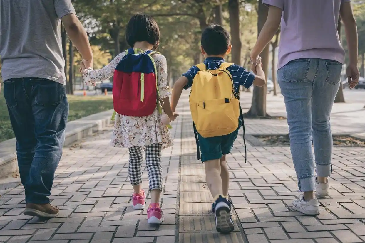 家长辅导作业 家长角色转变 家校共育责任_家长距离老师只差教师资格证了