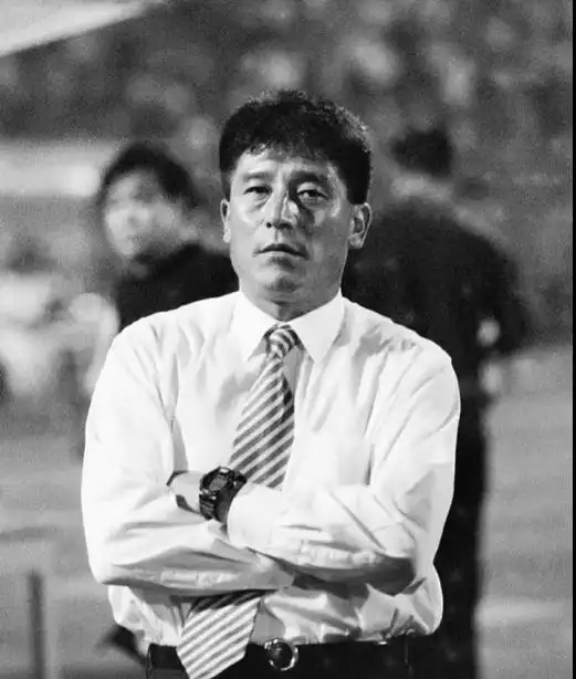 重庆李章洙 足协杯夺冠25周年纪念赛 重庆前卫寰岛_重庆球迷邀请“铁帅”李章洙吃火锅：李章洙很喜欢重庆的麻辣