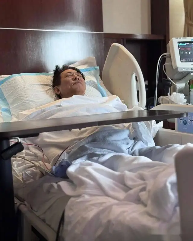 62岁李连杰辟谣换心 向太证实手术真相 李连杰展示手术部位辟谣_向太直播回应李连杰状态回春