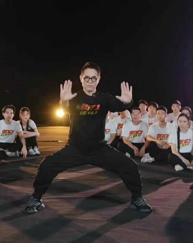 向太直播回应李连杰状态回春_62岁李连杰辟谣换心 向太证实手术真相 李连杰展示手术部位辟谣