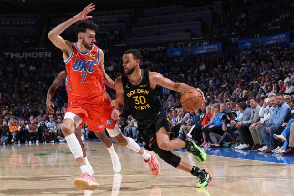 库里首次恶意犯规_库里复出战惨遭雷霆围捕 生涯首次恶犯打急眼了?_NBA雷霆勇士比赛结果