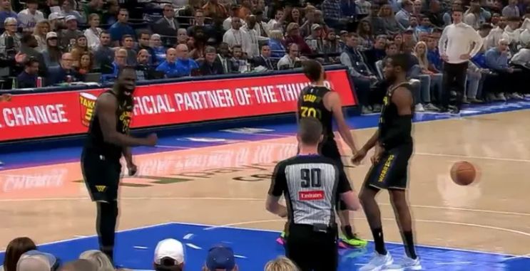 库里首次恶意犯规_NBA雷霆勇士比赛结果_库里复出战惨遭雷霆围捕 生涯首次恶犯打急眼了?