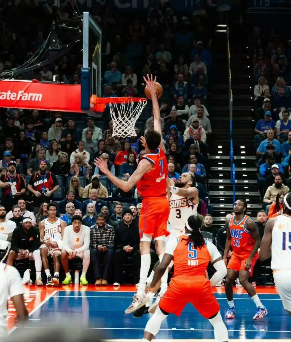 NBA雷霆队常规赛战绩分析_NBA雷霆对太阳比赛结果_亚历山大28+8 雷霆49分大胜太阳进nba杯西决